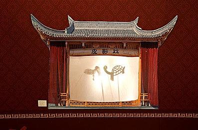 不是，真有游戏制作人穿机甲上台演出？